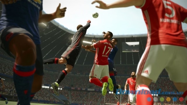 Tranh bóng trên không trong game thể thao kinh điển EA SPORTS FIFA 17 cho Xbox One